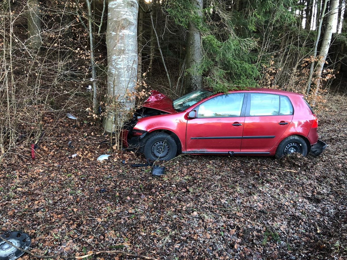 Auto prallte gegen Baum - Bezirk Urfahr-Umgebung
